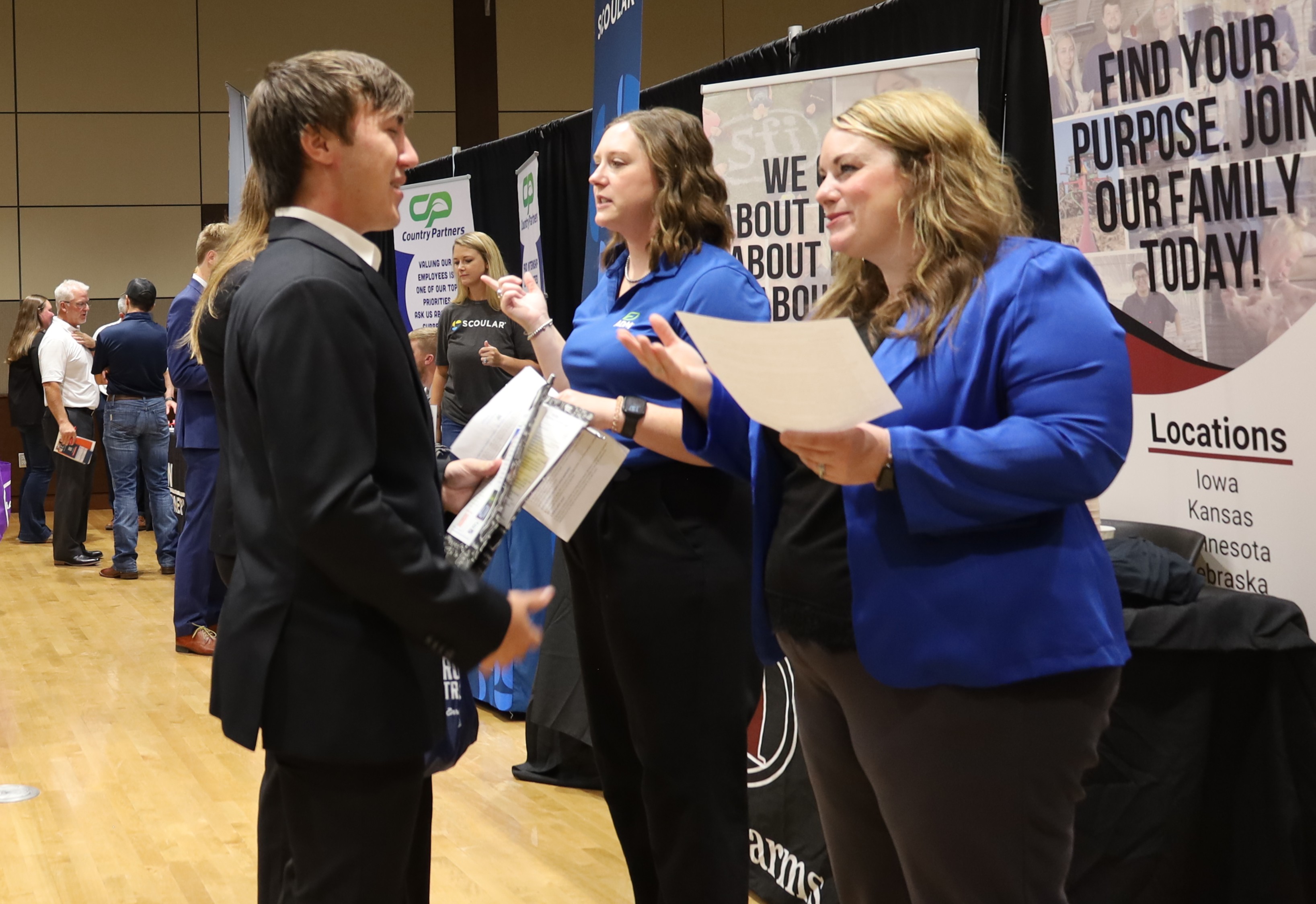 A student talks to an employer at the Fall 2025 career fair on East Campus.