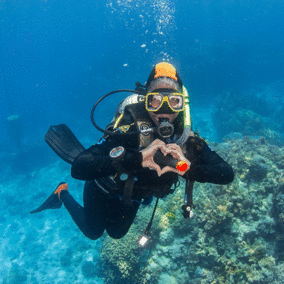 Zenzile Samuels-Skinner scuba diving